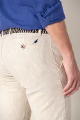 Bermuda de corte clásico confeccionada en una mezcla de ramio y algodón, con cierre frontal de botón y bolsillos laterales.