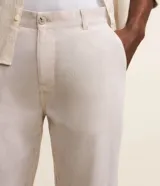 Pantalón de sastrería para hombre de corte recto, confeccionado en mezcla de lino y algodón. Posee trabillas en la cintura, cierre tradicional y bolsillos.