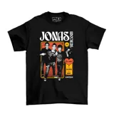 Remera negra de algodón con estampa frontal de la banda Jonas Brothers, con diseño gráfico estilo vintage que incluye una fotografía de los integrantes y texto decorativo.