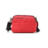 Bandolera roja con correa larga negra regulable, cierre superior con doble cremallera y logo Korium en el frente.