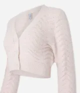 Cardigan cropped color crema con escote en V, manga larga y punto ondulado.
