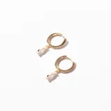 Par de aros dorados tipo argolla con pequeños strass y dije colgante de cristal blanco en forma de lágrima.