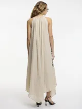 Vestido largo negro con breteles finos y estampado dorado con motivos geométricos. Corte evasé con picos en los laterales.