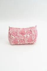 Neceser de tela acolchada con estampado floral en tonos rosados sobre fondo blanco, con cierre superior y estructura rectangular.