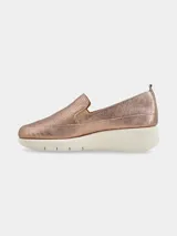 Mocasines slip on de cuero color peltre metalizado, con capellada perforada, inserciones elásticas laterales y suela de plataforma blanca de poliuretano.