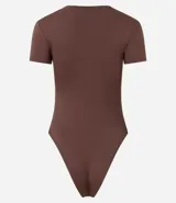 Body de cuello redondo y manga corta, confeccionado en tejido de poliamida con elastano. Presenta un diseño liso y ajustado al cuerpo con cierre en la entrepierna.