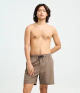 Short de baño marrón con cintura elástica con cordón de ajuste y bolsillos laterales.