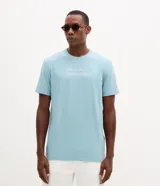 Remera de algodón celeste con cuello redondo, manga corta y estampa frontal con texto en portugués "Contos do Mar".