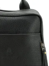 Mochila Hush Puppies de cuero negro, modelo Saba Bufalo, con cierre frontal, asas superiores y bolsillos laterales con tiras de flecos colgantes.