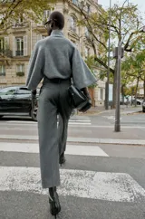 Pantalón de tiro medio con pinzas delanteras y pernera recta. Cuenta con bolsillos frontales, falsos bolsillos traseros de vivo y cierre frontal con cremallera, botón interior y ganchos.