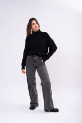 Sweater de punto color negro con cuello alto y diseño de rombos texturizados. Presenta un corte holgado, mangas largas y puños acanalados.