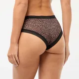 Pack de tres shortys de microfibra, compuestos por una bombacha lisa en color negro y dos con estampado animal print. Todas las prendas cuentan con detalles de encaje negro en la cintura y en las piernas.