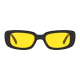 Gafas de sol unisex con montura rectangular negra y lentes amarillas.