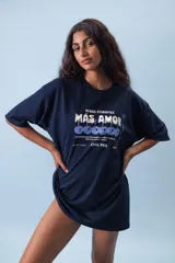 Remera color crema de corte holgado con estampado frontal que incluye la frase "Menos Etiquetas, Más Amor" y un dibujo de cerezas.