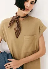 Vestido corto amarillo con cuello redondo, mangas cortas con dobladillo y bolsillo de parche en el pecho.