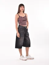 Musculosa negra de tejido acanalado, con escote en V y tirantes finos ribeteados en blanco y rojo.