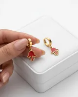 Aros tipo argolla pequeña en acero dorado con dije colgante en forma de mano de Fátima con esmalte rojo.