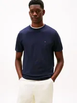 Remera de corte regular confeccionada en piqué de algodón elástico, con cuello redondo y logo de la marca bordado en el pecho.