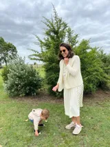 Cardigan tejido a mano color crudo, con solapa en el escote y punto delicado.