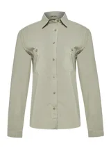 Blusa de manga larga con cuello camisero, confeccionada en una mezcla de algodón orgánico, nylon y spandex. Presenta cierre frontal con botones, dos bolsillos frontales con solapa y paneles laterales con detalle de frunces. Cuenta con tecnología de protección solar UPF.