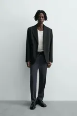 Pantalón regular fit color negro de tejido con viscosa, con cintura elástica ajustable con cordón, bolsillos frontales y traseros.