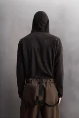Sudadera de corte regular fit confeccionada en tejido polar con textura efecto pelo. Presenta cuello subido con capucha integrada, manga larga ranglán y acabados con cinta elástica. El bajo es asimétrico, siendo más largo en la parte posterior.