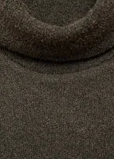 Vestido largo de punto con cuello vuelto, manga larga y corte ajustado al cuerpo.