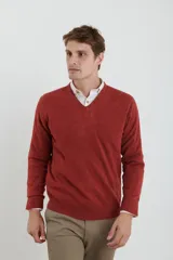 Sweater amarillo de tejido suave tipo cashmere, con escote en V.
