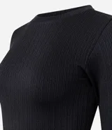 Remera de manga larga con cuello redondo y diseño ajustado al cuerpo. Presenta una textura canelada y un acabado suave al tacto, confeccionada en microfibra elástica.