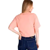 Remera color salmón de corte cuadrado, con cuello redondo y estampado frontal con texto en color celeste.