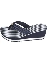 Ojotas de cuña con plataforma, plantilla con rayas horizontales azul marino y blancas, y tiras de tejido trenzado azul marino con logo de Tommy Hilfiger en dorado.