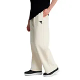 Pantalón de jogging de corte recto y holgado, color beige, con cintura elástica y logo de la marca bordado en negro en la parte superior.