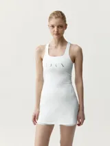 Vestido deportivo blanco con sujetador integrado y short incorporado, con diseño corto, escote cuadrado y espalda deportiva de tirantes anchos. Incluye detalles reflectantes y el logo de la marca en el pecho.