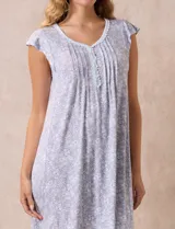 Camisón corto azul marino con estampado floral celeste, escote en V con puntilla blanca y botones.