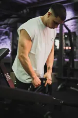 Musculosa negra de algodón, corte oversize, con un pequeño logo estampado en el pecho y un diseño gráfico grande en la espalda.