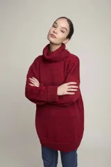 Sweater rojo de lana merino con cuello alto.