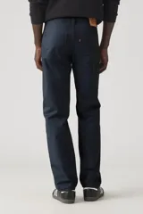 Pantalón de corte regular fit confeccionado en sarga de algodón, con diseño de cinco bolsillos y cierre frontal con botón y cremallera.