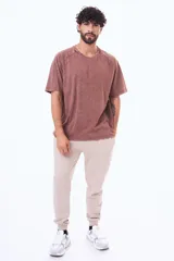 Remera de manga corta y cuello redondo con efecto de lavado gastado, confeccionada en algodón.