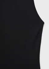 Vestido midi entallado de cuello redondo y sin mangas, confeccionado en tejido fluido con abertura en la parte posterior.