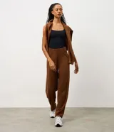 Pantalón de corte recto confeccionado en tejido de modal con mezcla de poliéster y elastano. Presenta un diseño minimalista con cintura elástica y costuras verticales que aportan estructura a la prenda.
