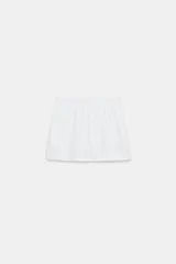 Falda corta gris melange de tiro medio con cintura elástica, confeccionada en hilatura con mezcla de algodón. Cuenta con forro interior tipo shorts del mismo tejido.