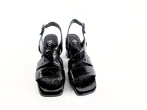 Sandalias de cuero charol negro arrugado, con punta cuadrada, tiras cruzadas y taco bloque.