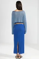 Falda larga azul de viscosa y poliamida, con detalle de cordones laterales con terminales metálicas color cobre.