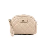 Portacosméticos color beige con diseño acolchado en forma de rombos y logo XL plateado en el centro. Tiene correa de mano y cierre superior.