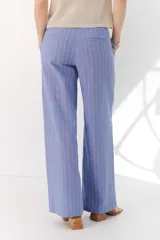 Pantalón de vestir marrón claro con finas rayas verticales blancas, de corte recto y relajado.