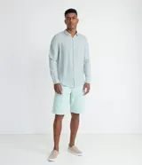 Bermuda de sarga color blanco, de corte recto y diseño básico con bolsillos laterales y traseros.