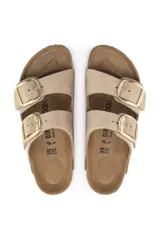 Sandalias Birkenstock Arizona Big Buckle, color arena, con dos correas anchas de cuero nobuk y hebillas grandes doradas.