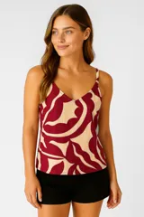 Musculosa de viscosa con estampado abstracto en tonos bordó y beige. Presenta escote en V, breteles finos y un diseño ajustado al cuerpo.