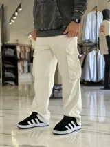Pantalón de jean cargo color azul, con bolsillos laterales con solapa en los muslos, corte recto y holgado.