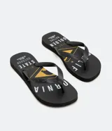 Chinelo de goma negro con tiras negras. La plantilla presenta un estampado en amarillo y blanco con motivos de California, incluyendo texto como "CALIFORNIA", "STATE OUTDOOR WILD", "GOLDEN NATURE" y un gráfico central con un oso.